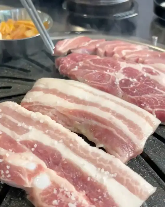 숯불 위에서 익어가는 신선한 돼지고기