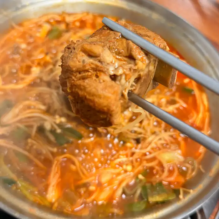 갈비전골 국물 위에 올라온 갈비 클로즈업 사진