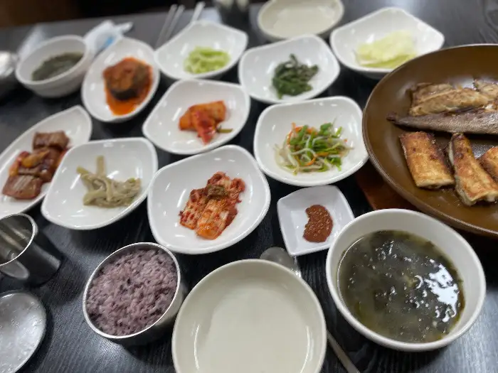 다양한 종류의 반찬이 담긴 작은 접시들