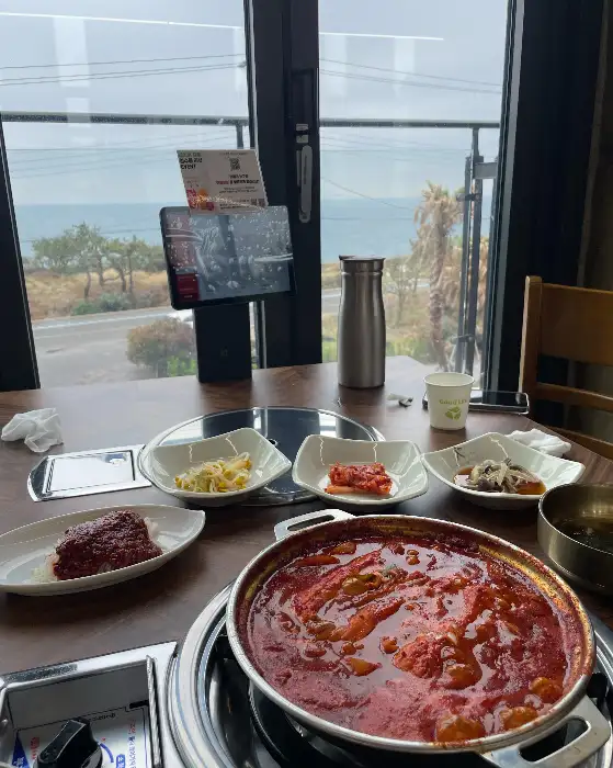 창밖으로 보이는 바다 풍경