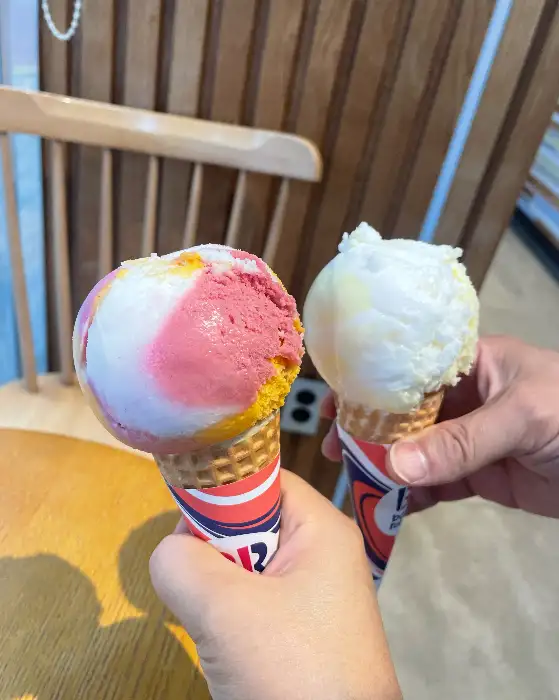 핑크와 화이트 아이스크림 콘
