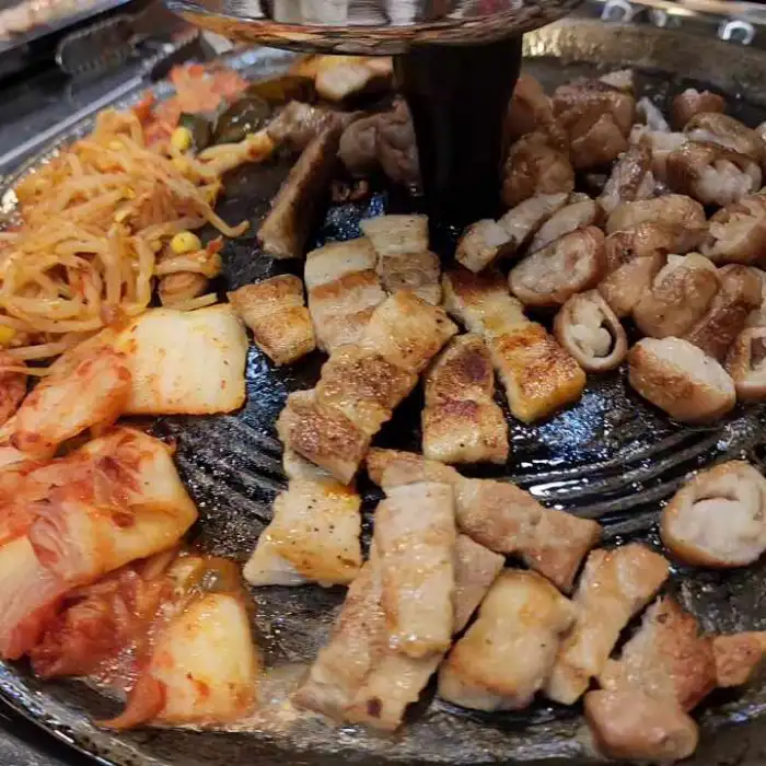 솥뚜껑 위에서 구워지는 삼겹살과 막창