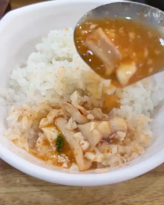 순두부찌개를 비벼 먹는 모습