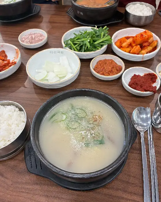 다양한 반찬이 준비된 셀프바