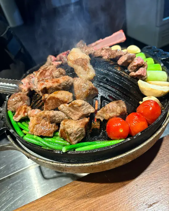 고기와 야채가 익어가는 모습