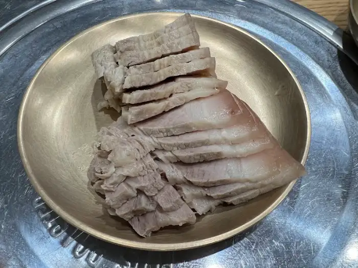 잘 삶아진 수육이 먹음직스럽게 담긴 모습