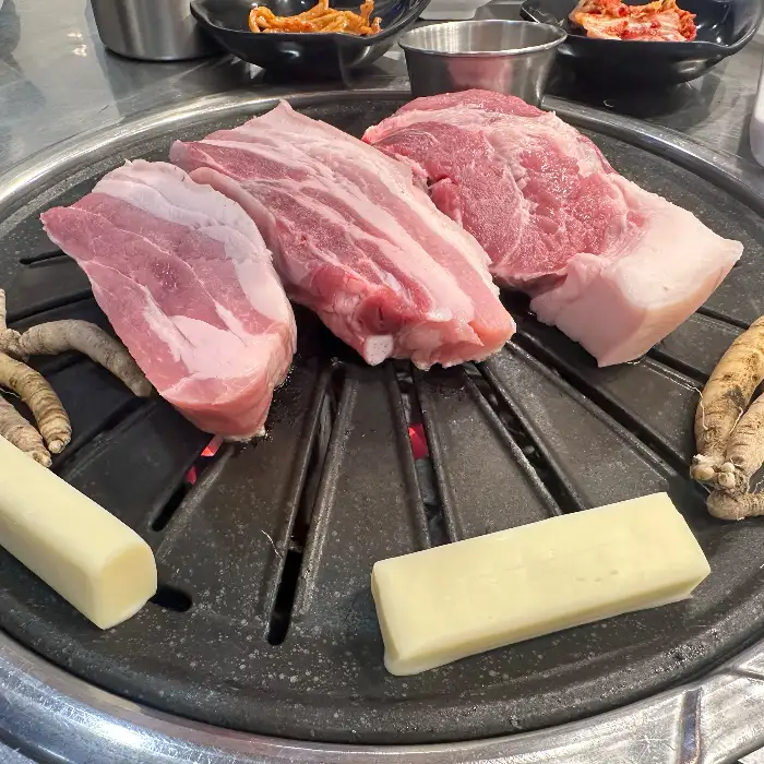 신선한 흑돼지 오겹살과 치즈, 더덕 등