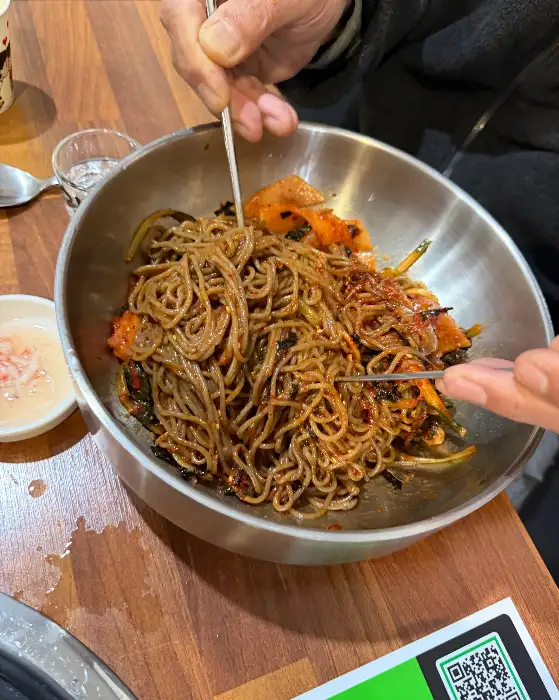 젓가락으로 비벼지는 막국수