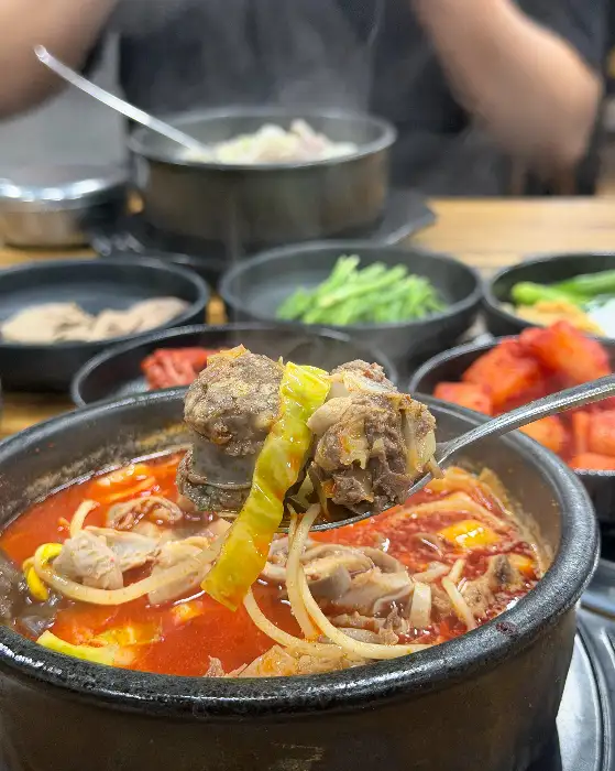 푸짐한 건더기가 가득한 짬뽕국밥