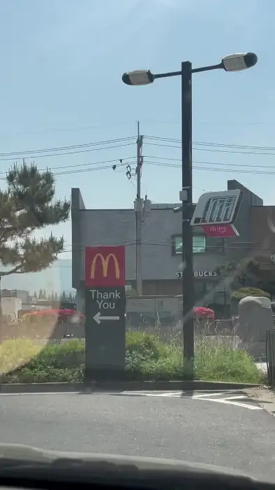 맥도날드 드라이브 스루 안내 표지판