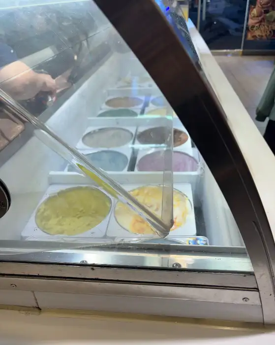 다양한 아이스크림 맛이 담긴 쇼케이스