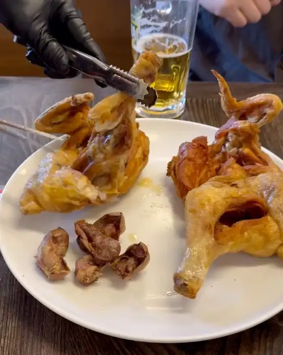 찍어 먹을 소스가 준비된 통닭