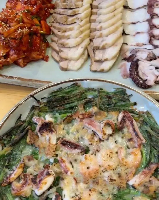 푸짐하게 차려진 문어보쌈과 해물부추전