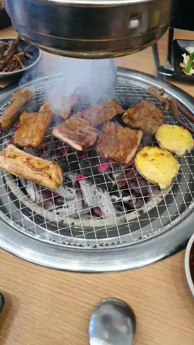 숯불 위에서 익어가고 있는 다양한 고기 조각들