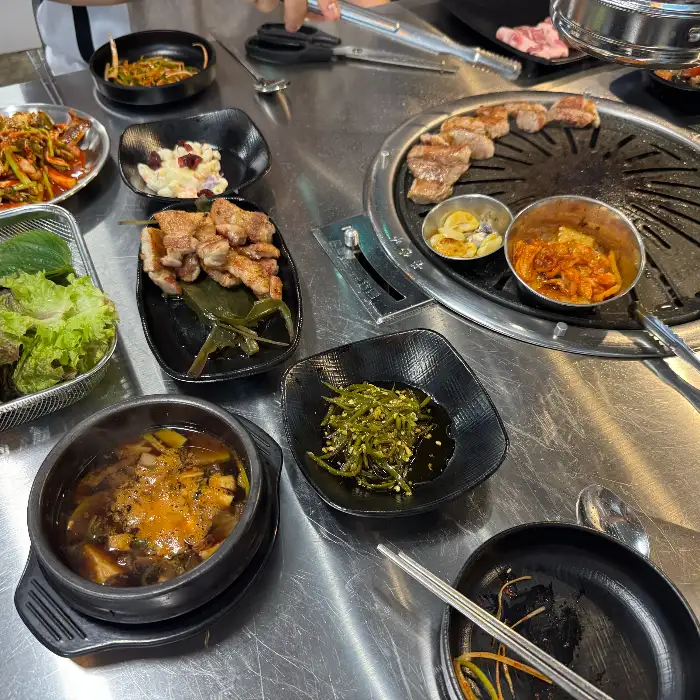 정갈한 밑반찬과 된장찌개