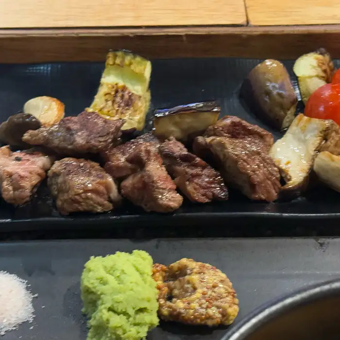 양갈비와 함께 제공된 곁들임 소스와 김치