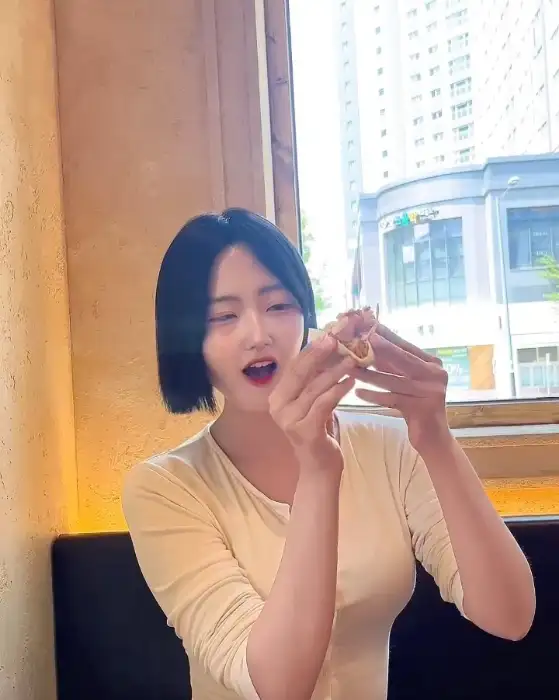 갓잇에서 타코를 즐기는 여성