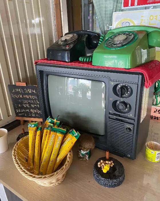 식당 내부에 놓인 오래된 소품들