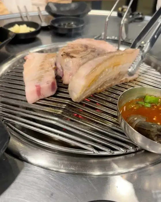 직원분이 고기를 구워주는 모습