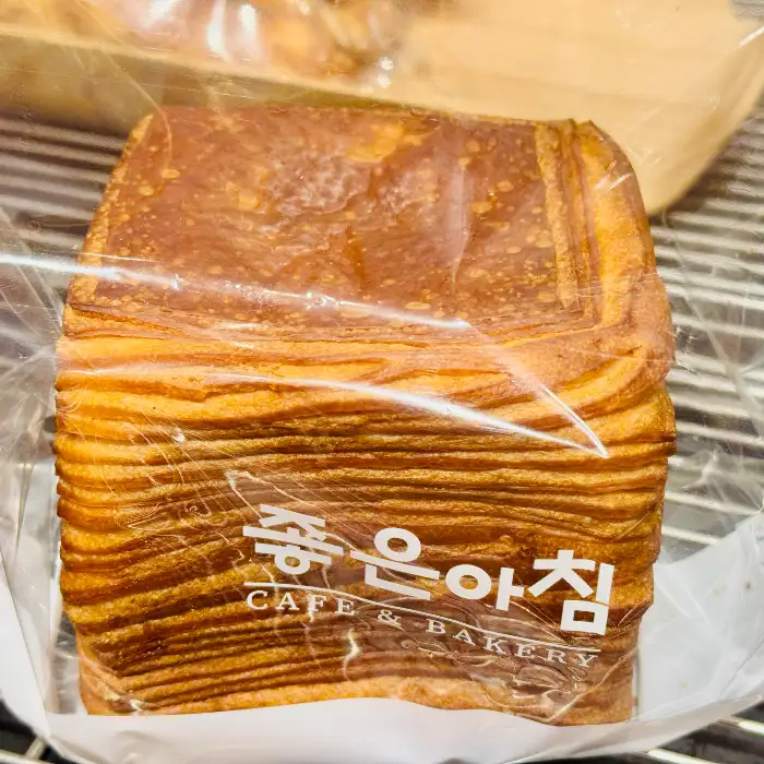 겹겹이 쌓인 페스츄리 빵