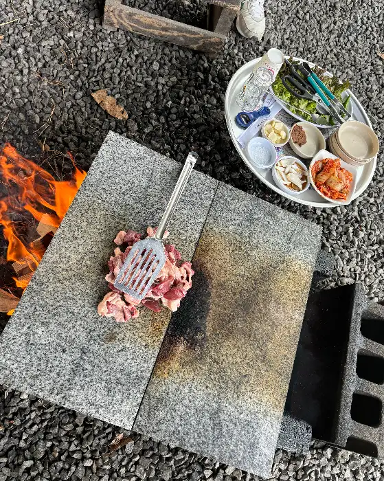 돌판 위 오리고기 구이 준비