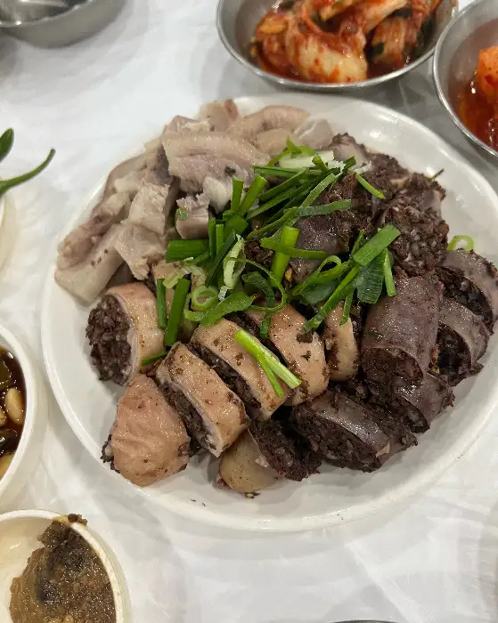 모듬순대 한 접시의 푸짐한 모습