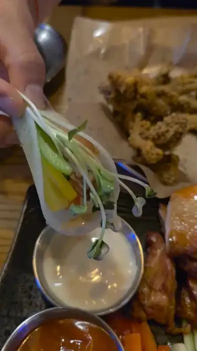 금정역 맛집 누구나 홀딱 반한닭 후레쉬쌈닭 쌈 싸먹는 모습