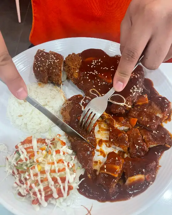 돈까스를 썰고 있는 모습