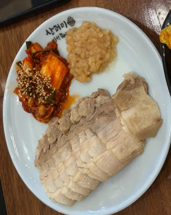 매콤한 맛이 일품인 얼큰 곱창국밥