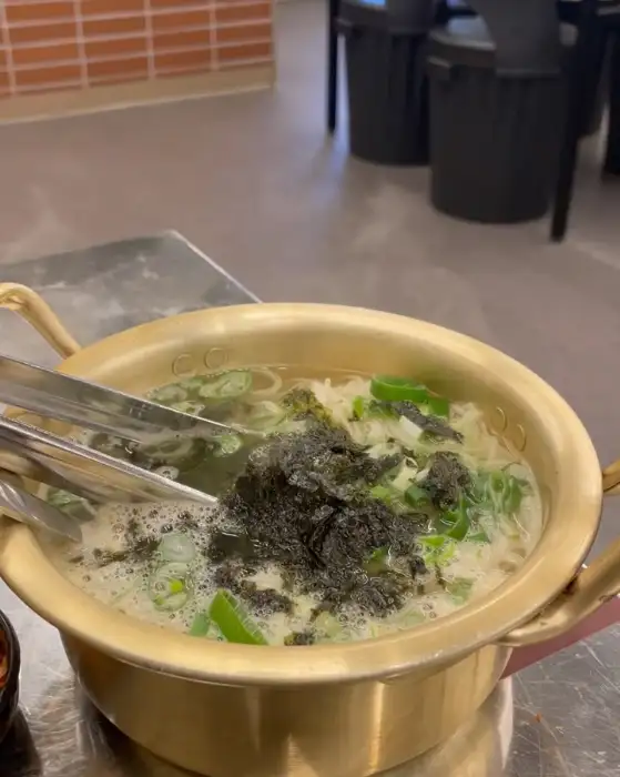 푸짐한 건더기가 돋보이는 잔치국수