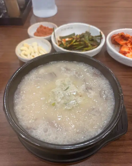 맑고 깊은 국물의 돼지국밥