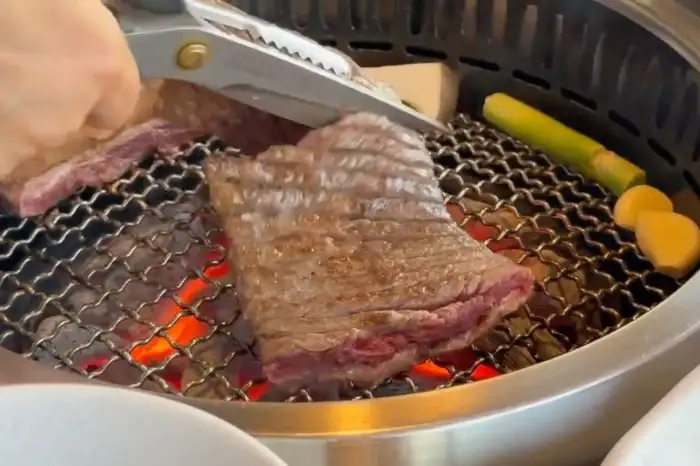숯불 위에서 익어가는 두툼한 갈비