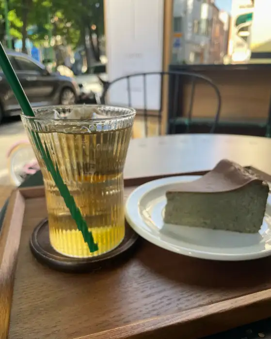 테이블 위에 놓인 음료와 디저트