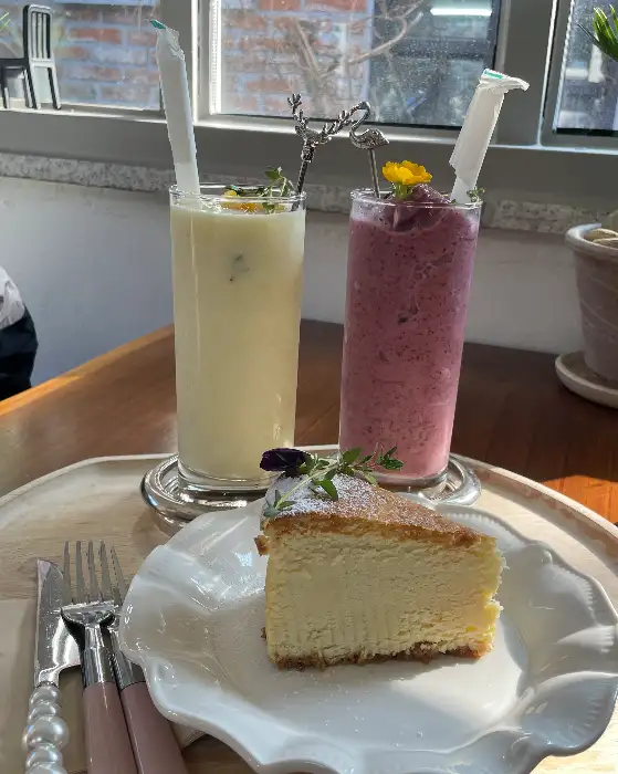 치즈케이크와 음료
