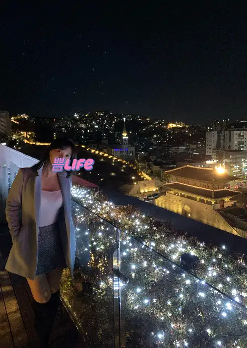 야경이 보이는 루프탑 테라스