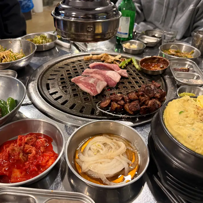 숯불 구이와 함께 차려진 다양한 반찬들