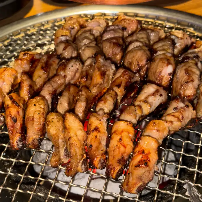 그릴 위에서 맛있게 익어가는 쪽갈비의 클로즈업 샷