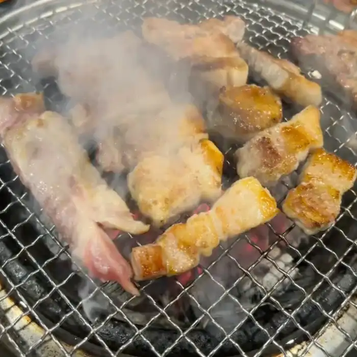 잘 익어가는 양념돼지갈비와 삼겹살 조각들