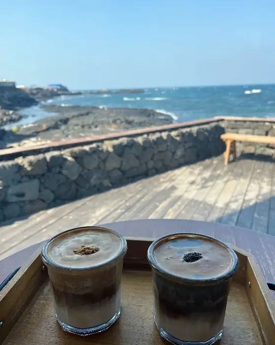 카페 내부에서 바라본 풍경
