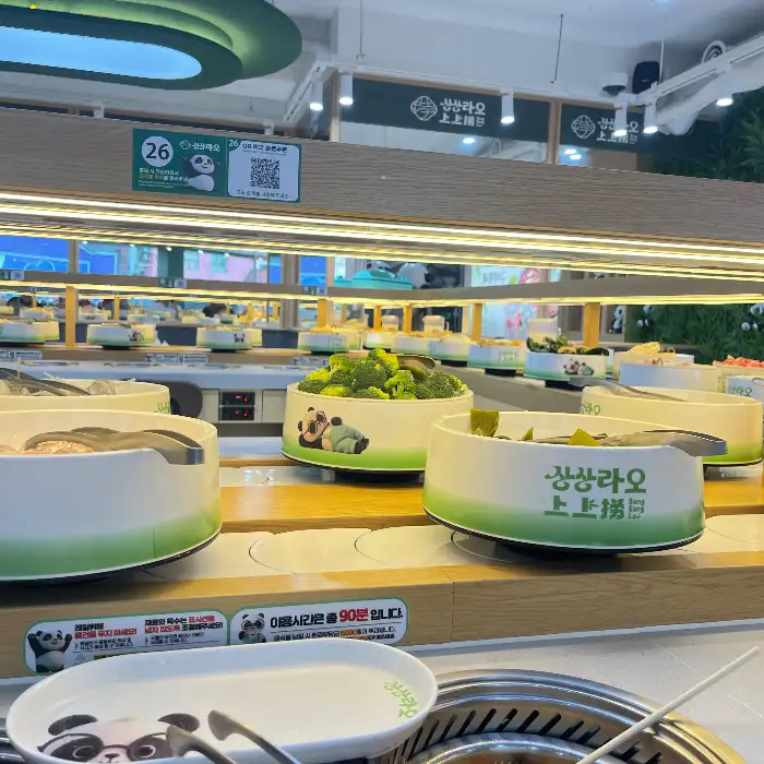 회전 레일 위 신선한 재료들