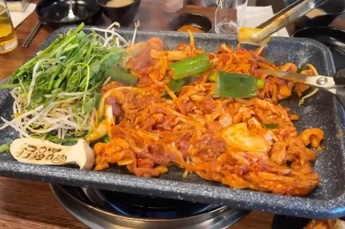다양한 쌈 채소와 함께 정갈하게 차려진 밑반찬