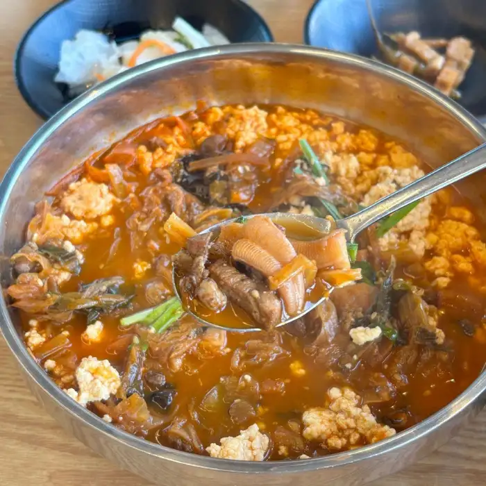 강릉 주문진 성우회관 짬뽕순두부 국물 클로즈업, 건더기가 풍성하다