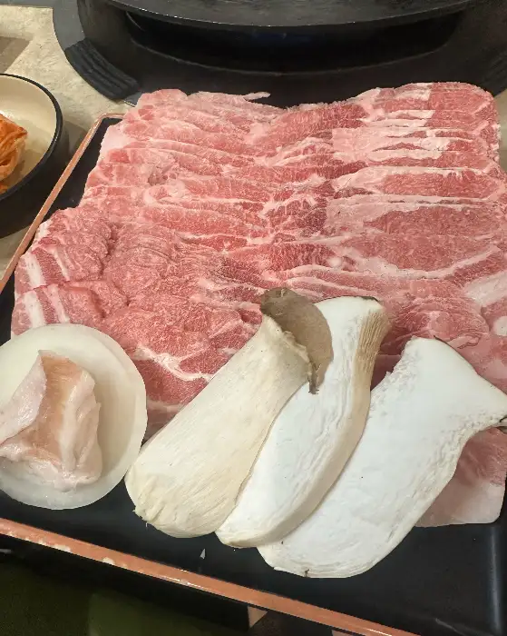신선한 고기와 솥뚜껑 삼겹살 준비