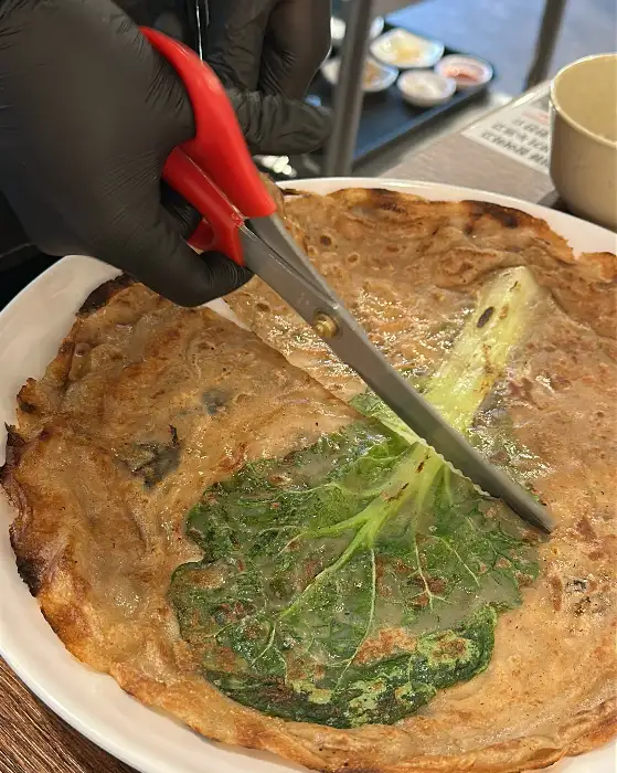 메밀전 자르는 모습