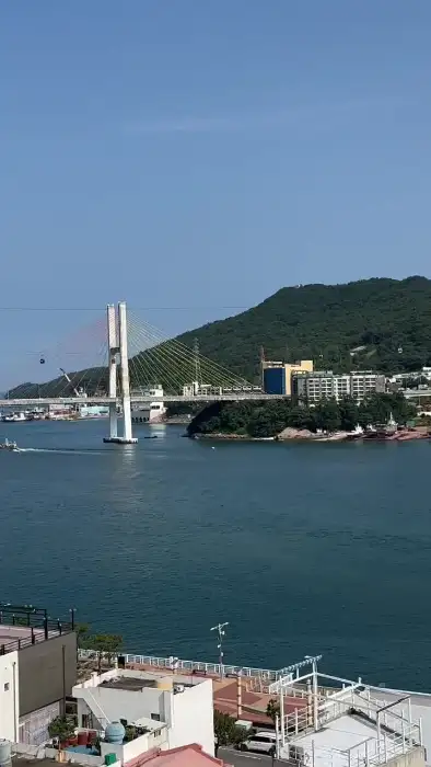 다리 위로 보이는 풍경