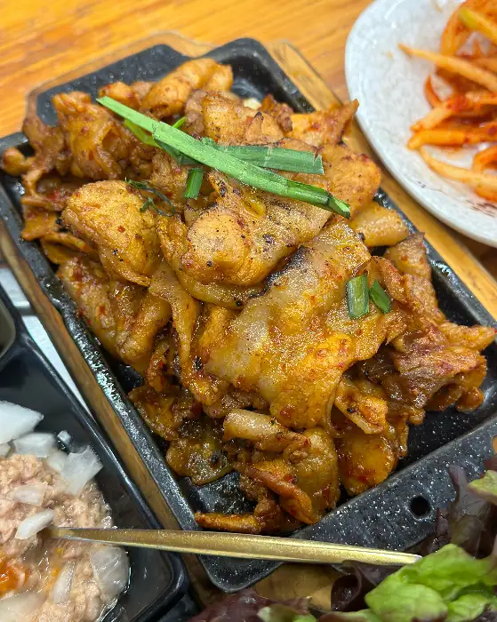 양념이 잘 배인 제육 볶음 클로즈업