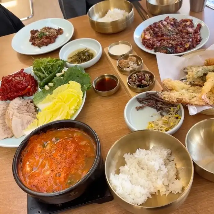 푸짐한 보쌈 한상 차림