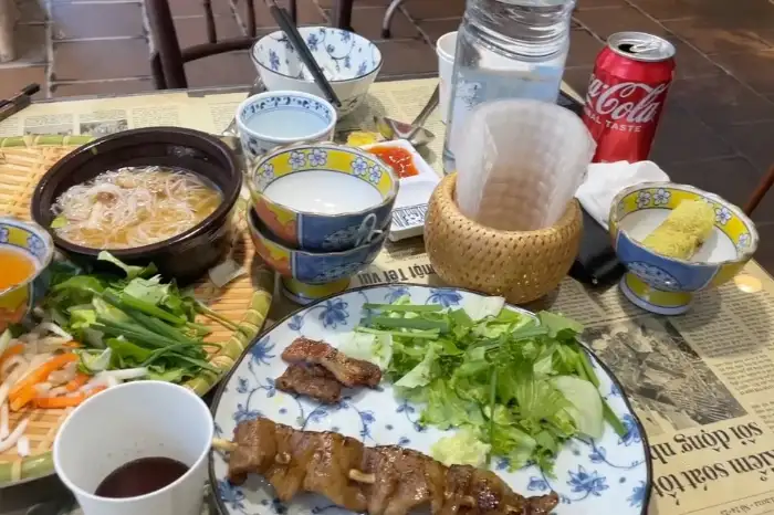 뎁꾸아 반쎄오와 쌀국수 테이블 세팅