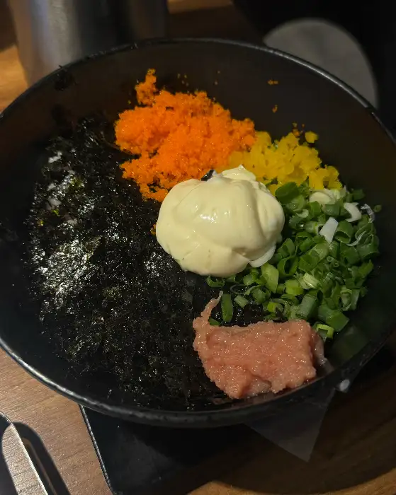 명란, 마요네즈, 날치알, 김가루가 어우러진 명란마요 주먹밥