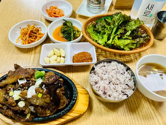 돼지불백과 밥, 국, 밑반찬이 차려진 모습